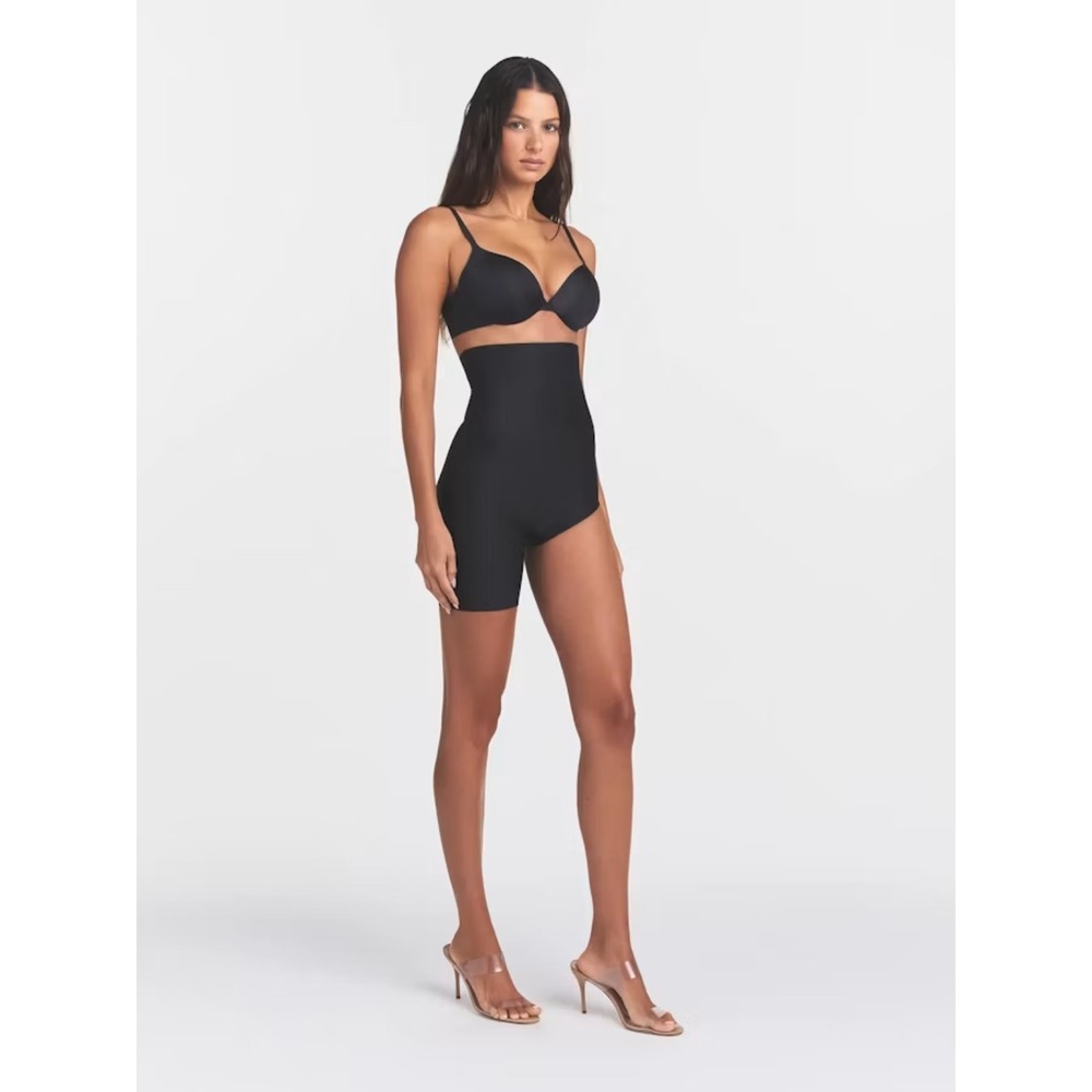 SKIMS NWOT Left Leg Solution Short - Medium